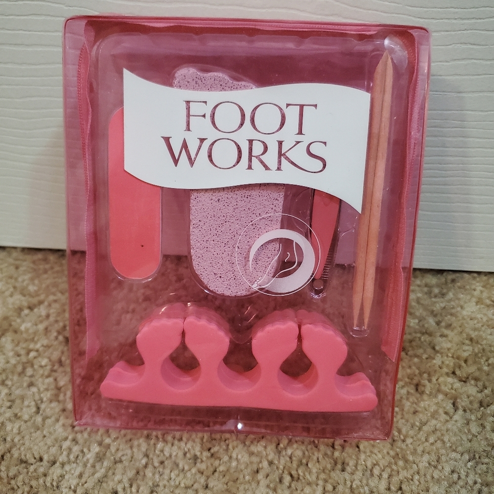 FREE W/BUNDLE Cute pink pedicure set